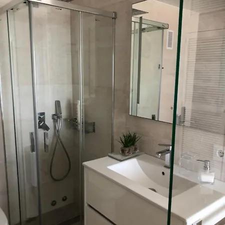 Luxury Oceanfront Triplex In Appartement